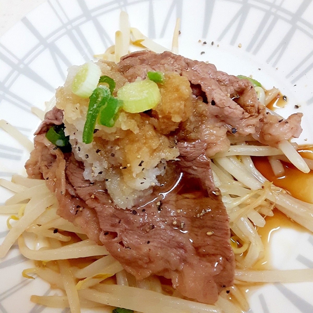 おろしポン酢であっさりと 牛肉ともやしの焼き肉風 レシピ 作り方 By Acchan66 楽天レシピ